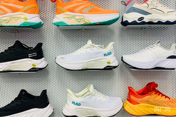 鲸动科技生产的“呼吸鞋”（央广网记者  罗晓英  摄）