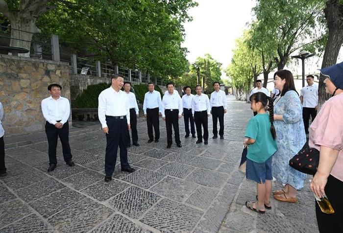 △2025年5月19日,习近平总书记在河南洛阳龙门石窟考察时,同游客亲切交流。