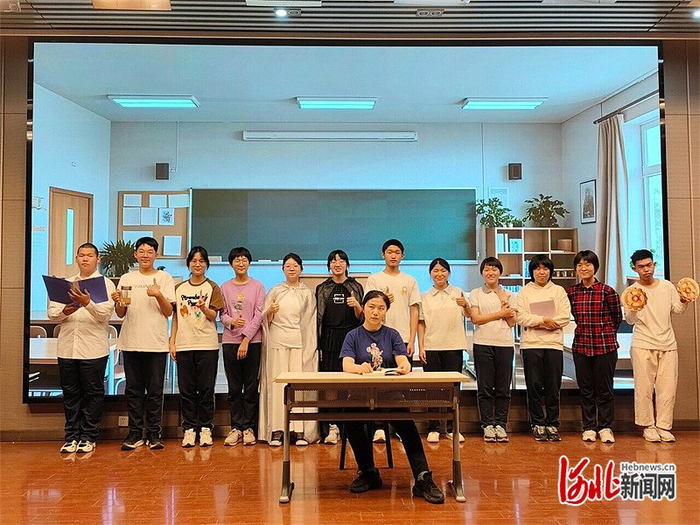 4月8日，石家庄市第二中学阳光心理社的学生拍摄《转动命运的齿轮》心理剧。 河北日报记者 陈华摄