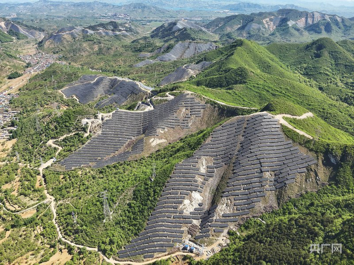 津西新能源150兆瓦山地光伏发电项目现场（央广网发  迁西县发改局供图）