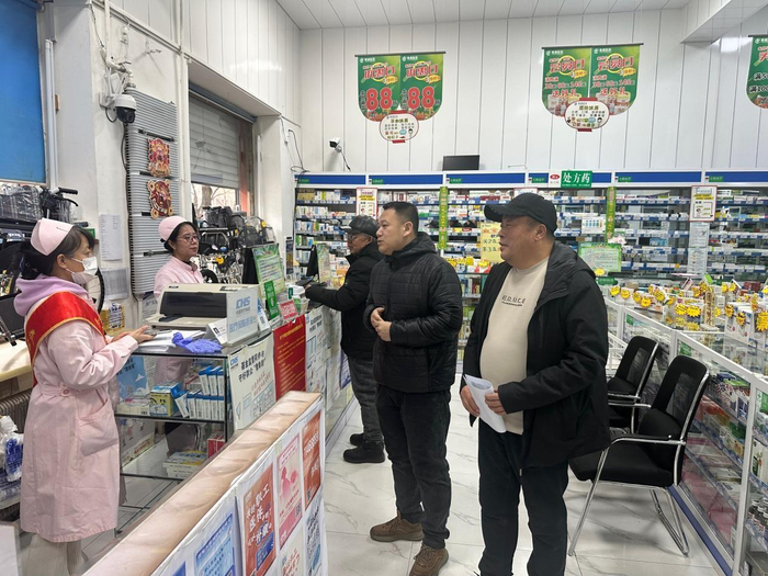 工商银行工作人员进行“千企万户大走访”活动