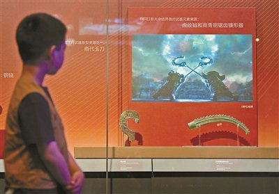 小朋友在观看展览