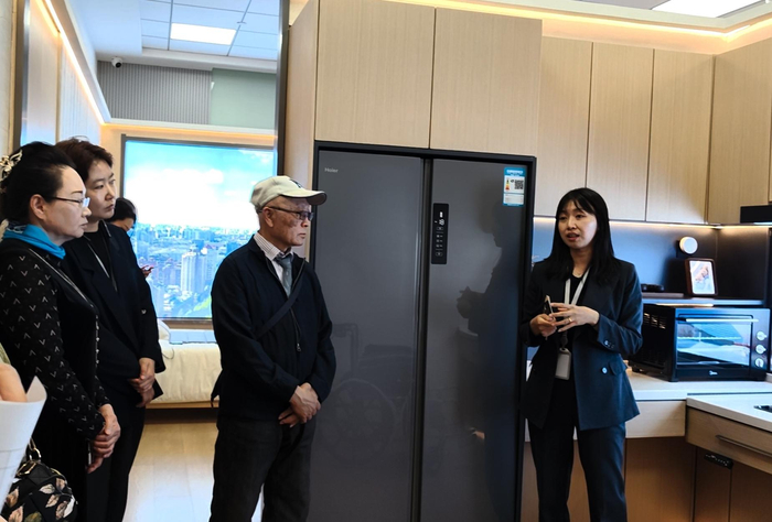 市民参观居家适老化改造展厅