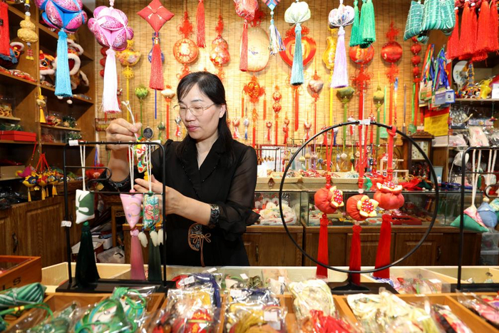 2025年5月25日，安徽省淮北市，非遗香包上货架。（图片来源：视觉中国）