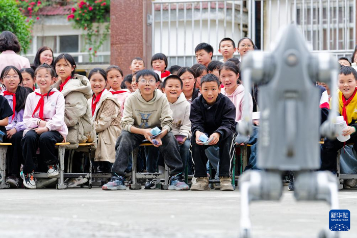 5月28日，在昭通市大关县翠华镇庆云小学，学生们观看四足机器人表演。新华社记者 高咏薇 摄