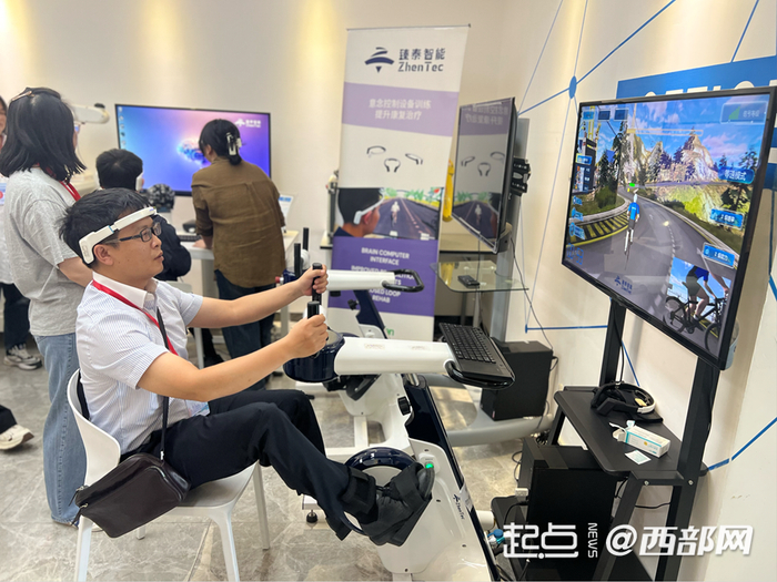 记者现场体验脑机设备。