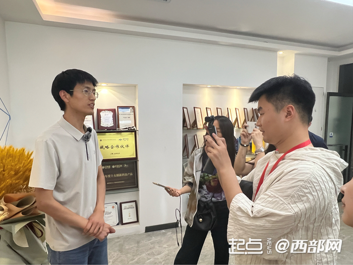 记者们在臻泰智能采访。