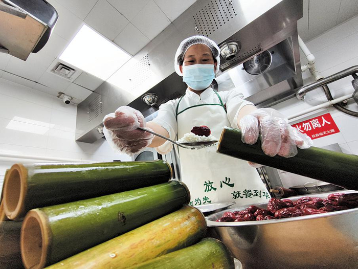 曲园酒楼推出的竹筒粽子。　受访者供图