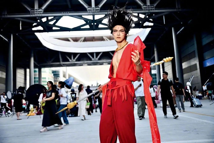 5月17日，在浙江杭州举办的第三十一届COMICUP同人创作交流展上的游客哪吒coser。图/视觉中国