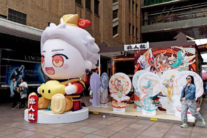 4月23日，上海南京路步行街六合路附近的“非人哉·忆梦敦煌”主题快闪。图/视觉中国