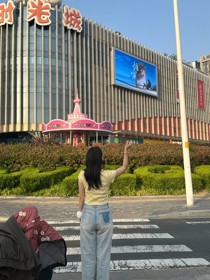 郑瞳和大屏幕上的悟空/受访者供图