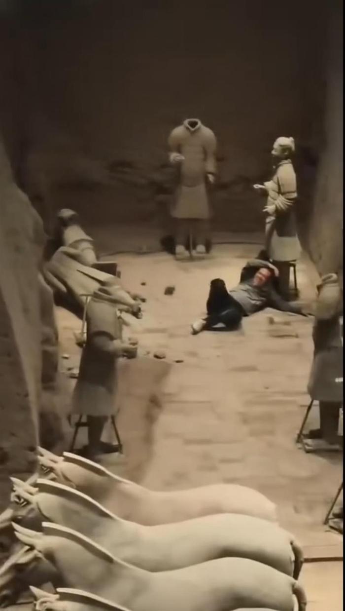 男子跳下兵马俑坑