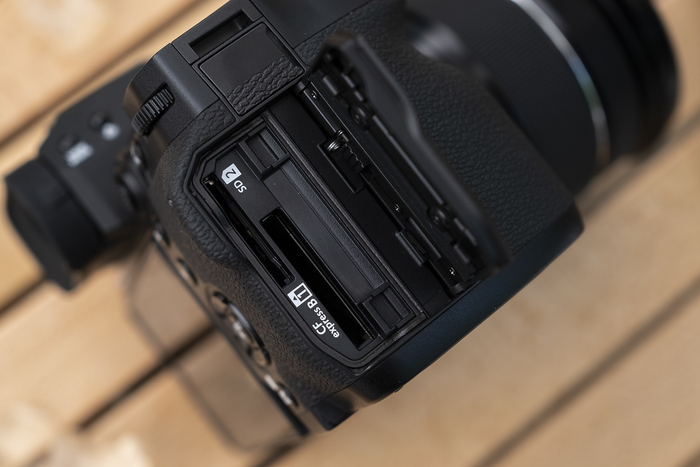 X-H2S配备了SD和CFexpress的双卡槽