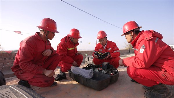 中国石油长庆油田采油十厂员工开展安全教育培训  摄影：王伟杰