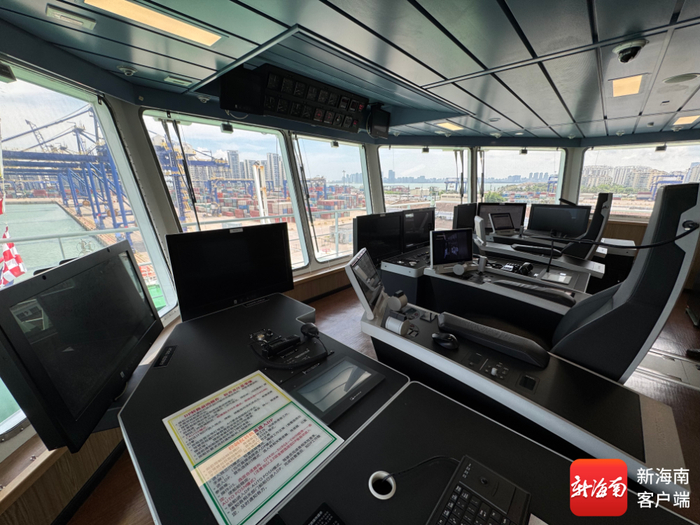 “雪龙2”号后驾驶舱。记者 郑光平 摄