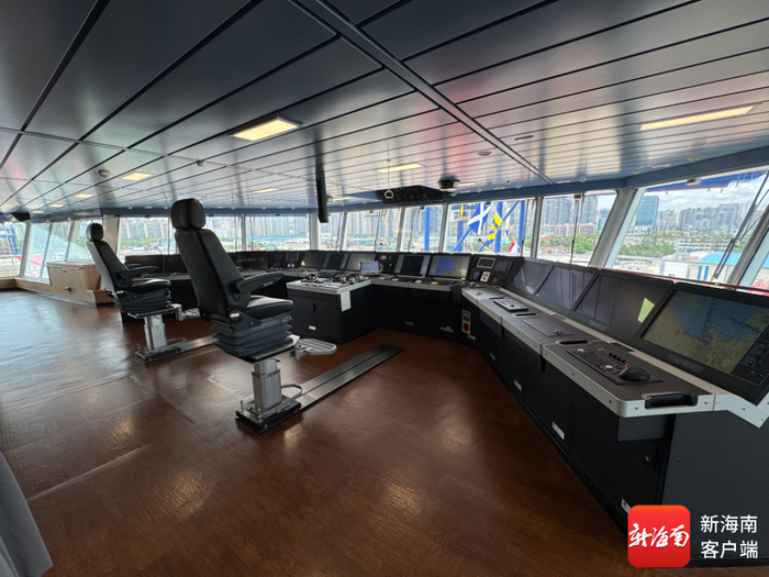 “雪龙2”号前驾驶舱。记者 郑光平 摄