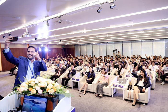 德国某智库董事总经理马丁·哈根先生邀请全场合影
