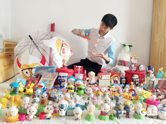 乐乐和他的肯德基玩具收藏。采访对象供图