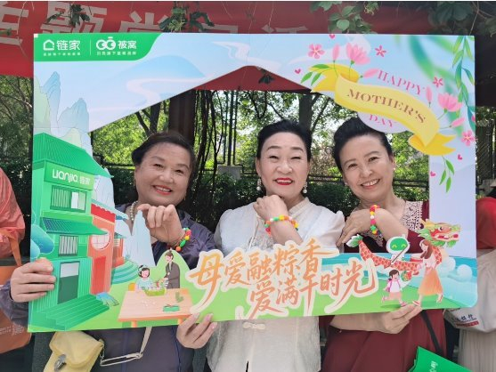 居民在活动现场拍照留念