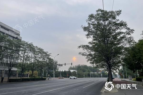 　　今晨，北京晨曦初露。（图/中国天气网 王晓）