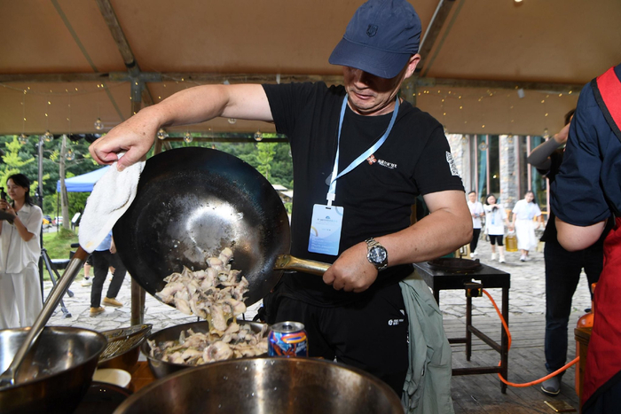 2024年7月21日，第二届海龙屯国际影像文化周厨艺比赛现场。资料图片