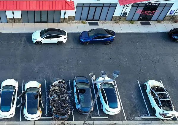 △3月，拉斯维加斯，特斯拉服务中心内车辆被焚烧
