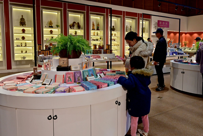 图为市民在西藏博物馆选购文创产品（资料图）。