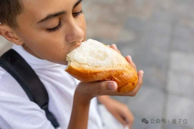 这一次图到视频中间不加提示词，直接让模型自由发挥。