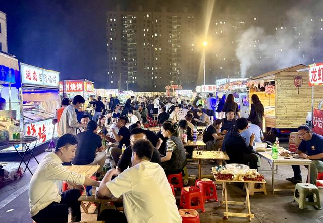 热火朝天的夜市。 吴越摄