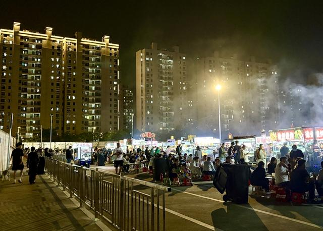白天，这里回归非机动车停车场。 吴越摄