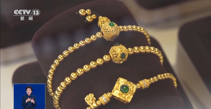 深圳消费者 刘凤娇：比较关注金价的涨跌，看自己会不会买贵，小件的比较适合日常搭配。