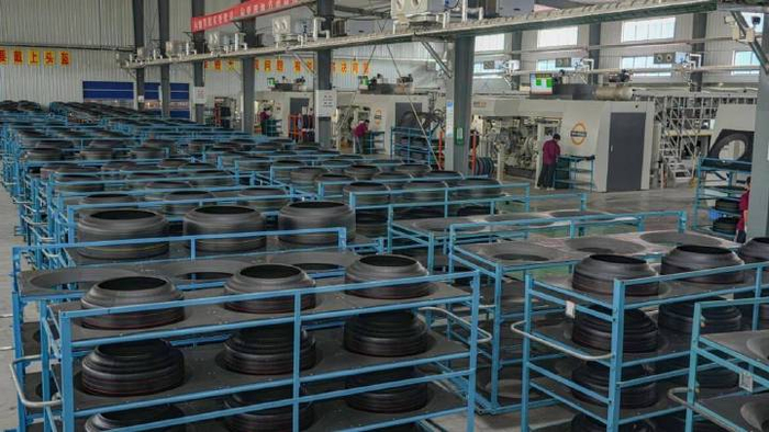  ▲工厂内的胎胚制作成型后等待进一步硫化，制成轮胎。刘浩 | 摄