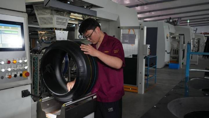 ▲胎胚制作成型后，工作人员进行检查。刘浩 | 摄