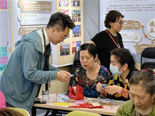 北京链家经纪人和居民们一起做龙舟