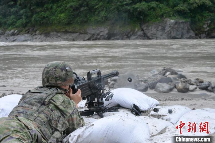 图为西藏军区某部实弹射击训练现场。杨振坤 摄