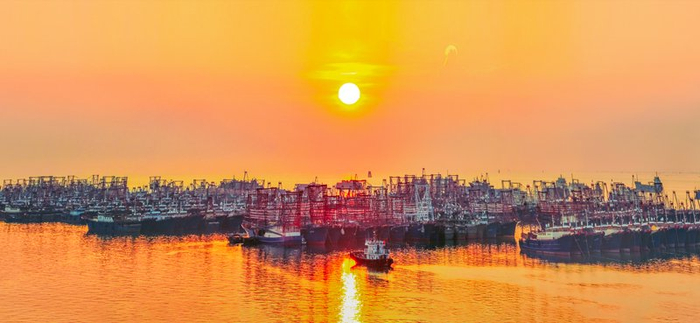 　夕阳似火燃天际，橙黄绚烂映港湾。北海外沙岛落日熔金，波光粼粼，显得格外静谧美好。（北海市纪委监委供　庞永业/摄）