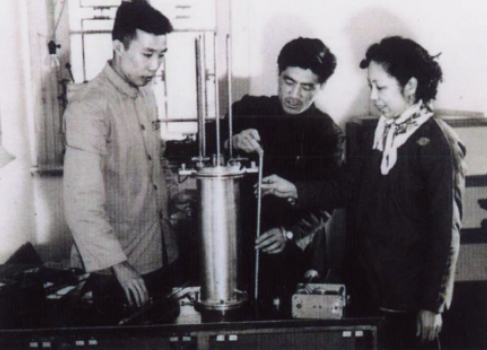 1958年林兰英（右一）在实验室工作