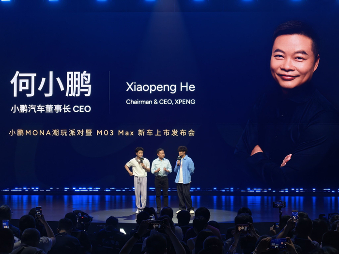 发布会现场，何小鹏和王勉、何广智说脱口秀 | 图片来源：小鹏汽车