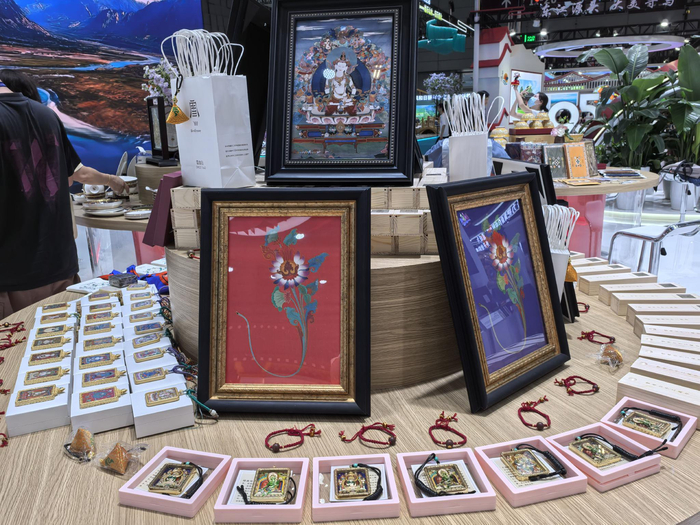 图为文博会上，西藏馆展出的唐卡文创产品。记者 杨小娟 倪微静 摄