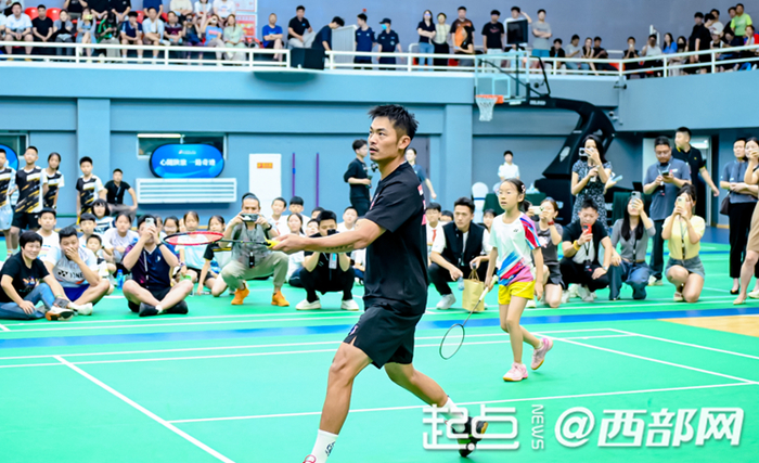 林丹与古城的羽毛球小将们展开互动。