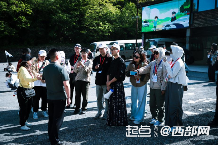 记者采访太白山的生态保护工作。