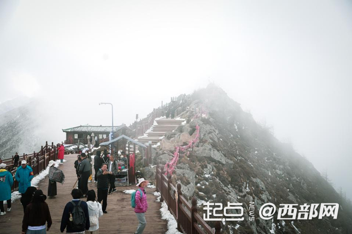 太白山顶积雪未消。