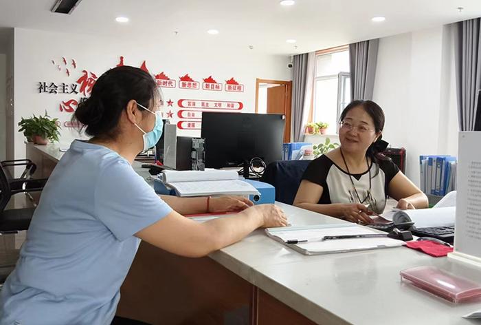 城投物业公司工作人员热情地为群众办理相关业务。