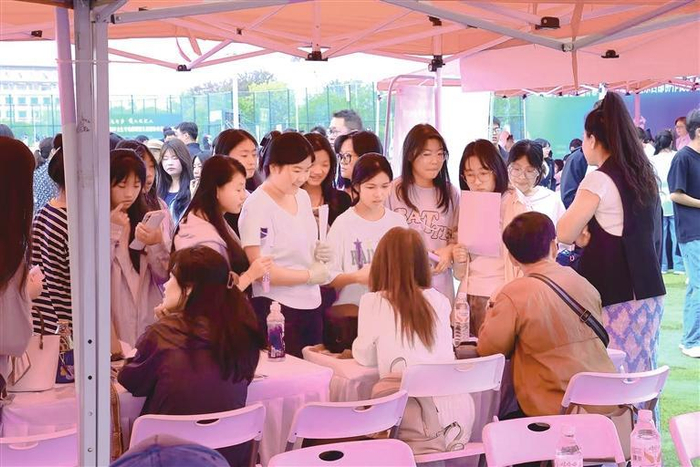 学生与招聘人员面对面沟通。兰州新区报记者李怡青 摄