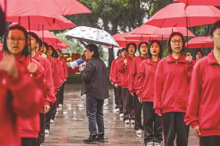 　　5月27日，张桂梅拿着新的小喇叭，陪伴学生们做课间操。新华社记者 胡超 摄
