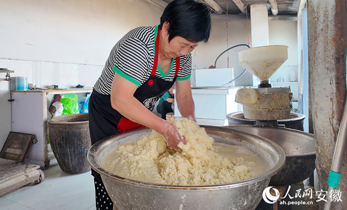 马美玲正在用机器打豆浆。人民网记者 王锐摄