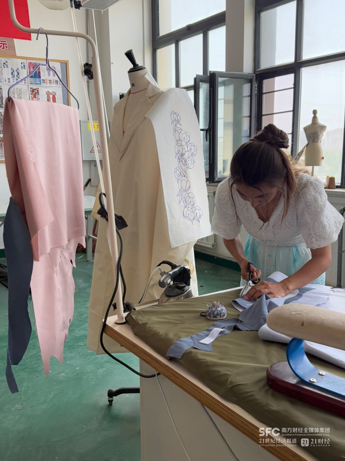 （图木舒克职业学校纺织服装专业的学生在设计服装，本报记者摄）