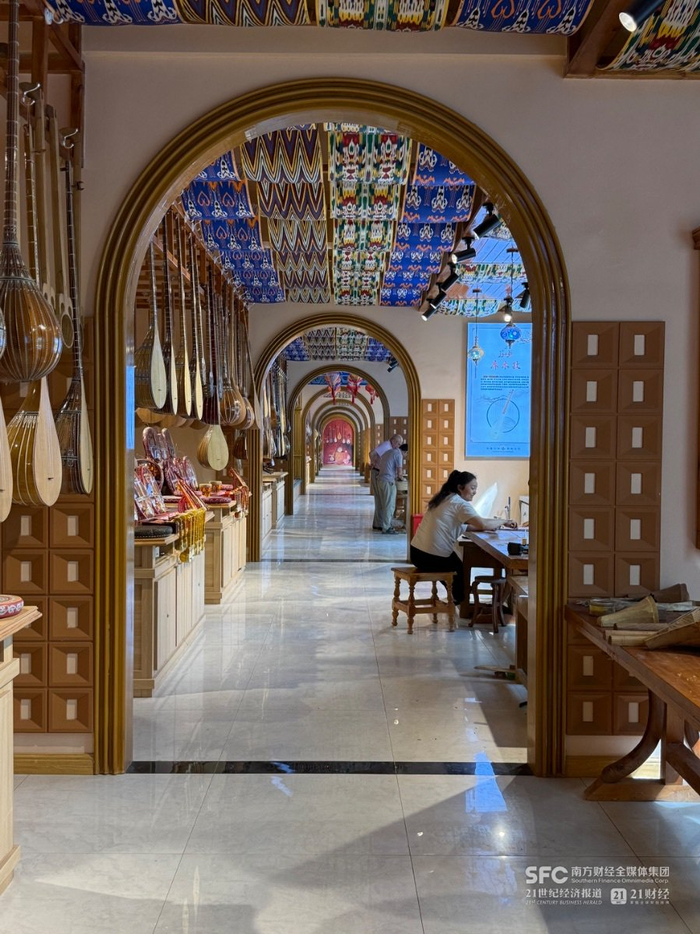 （中国新疆民族乐器村的手艺工作坊，本报记者摄）