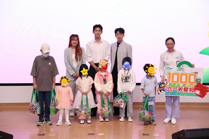 ▲青年演员、上海市韩束公益基金会爱心大使赵顺然、