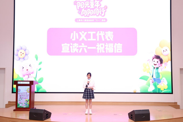 ▲上海中学国际部的Zoe Pan同学朗读